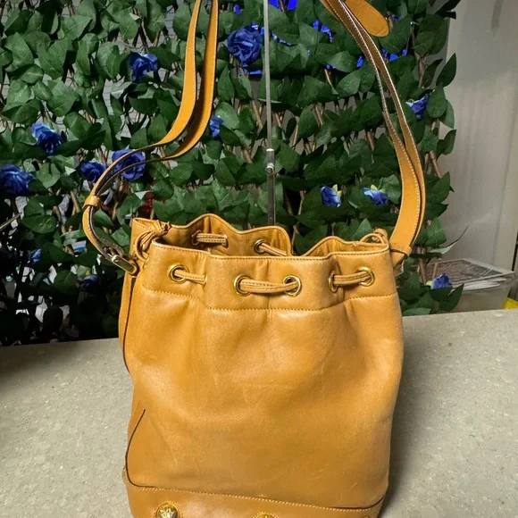 ❌SOLD❌ Salvatore Ferragamo Leather Drawstring Shoulder Bag - Picture 2 of 7